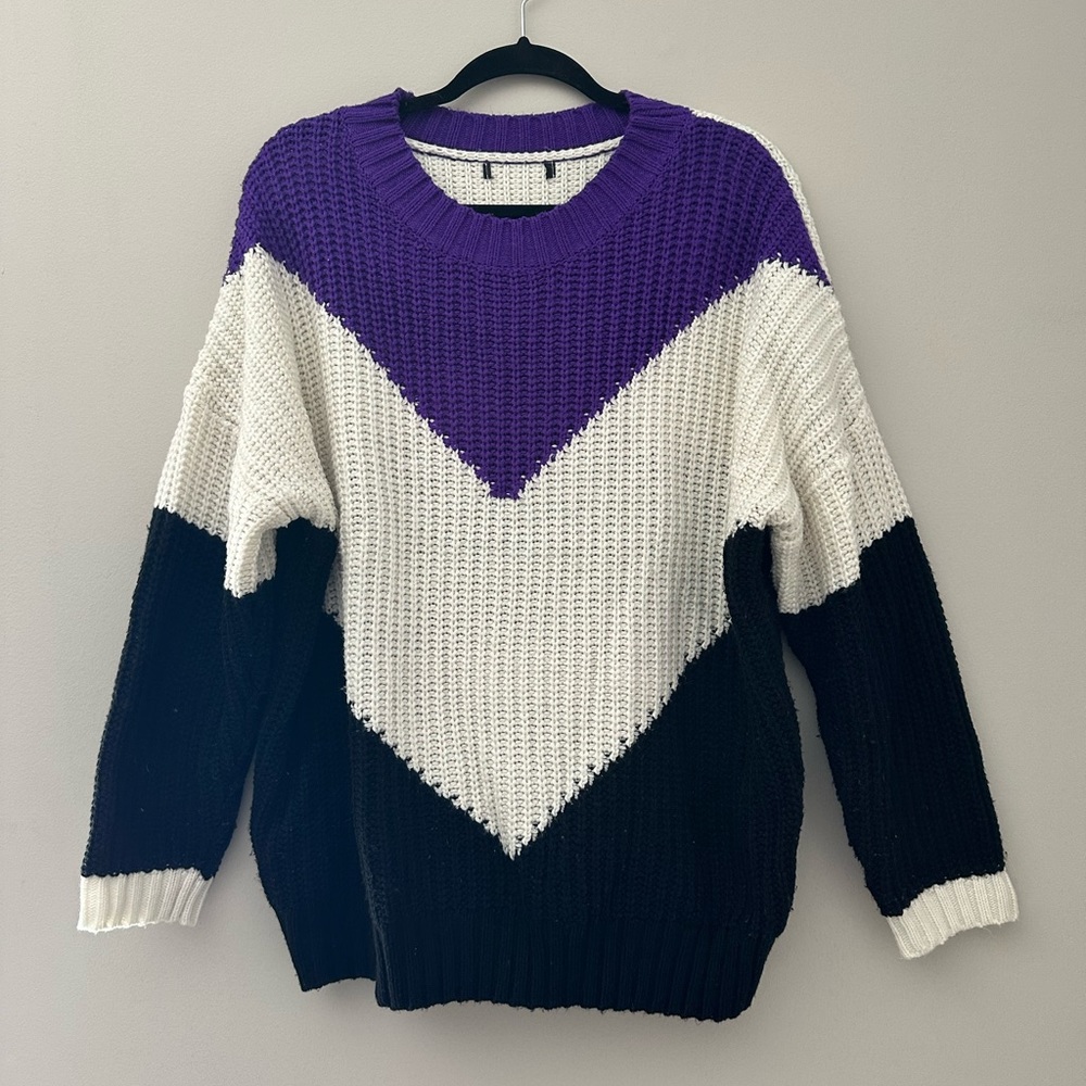 Tri-color oversized sweater.